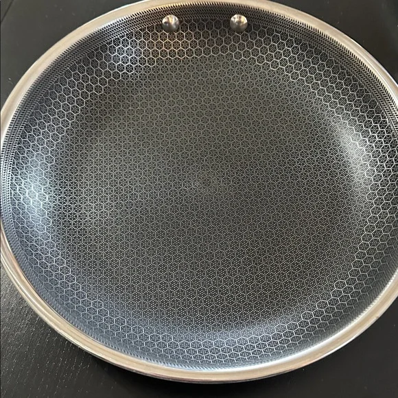 HEXCLAD Silver Non-Stick Frying Pan - Picture 6 of 8